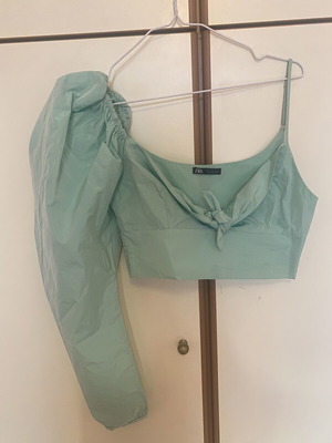 Zara blouse like new, turquoise, short with ruffle and zipper