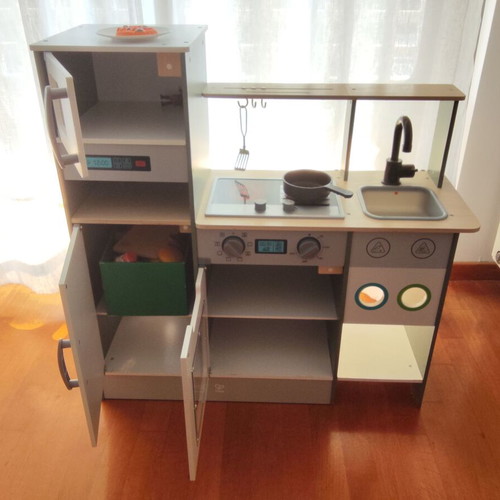 Hape Playfully Delicious Wooden Cook N Serve Kitchen like new with lights and sound