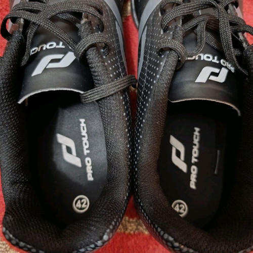 Pro Touch Classic III TF football shoes size 42, like new, black