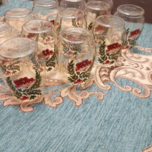 Vintage glass set of 12 with red berries and green leaves, like new