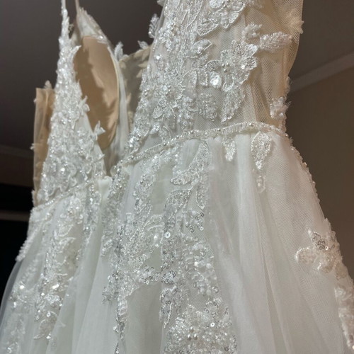 Wedding dress like new with veil and bustle, sizes M and L, white and silver