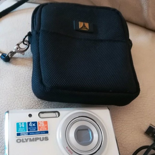 Φωτογραφική μηχανή Olympus fe μεταχειρισμένη με 2 μπαταρίες και κάρτα μνήμης 4GB