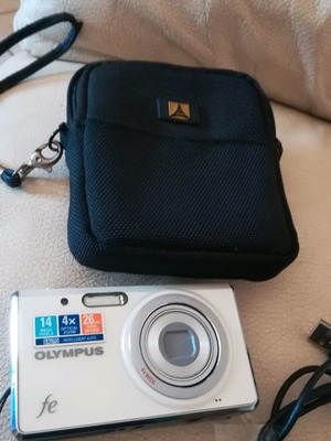 Φωτογραφική μηχανή Olympus fe μεταχειρισμένη με 2 μπαταρίες και κάρτα μνήμης 4GB