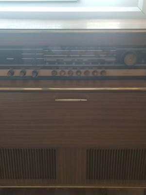 Radio-Phonograph Grundig vintage wood cabinet like new