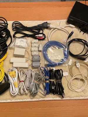 Разнообразни кабели за Apple, SCART, декодер и почистващ препарат за екран като нови