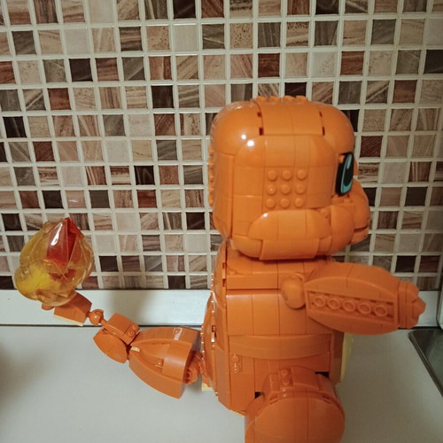 Mega Pokemon Jumbo Charmander figure with 750 compatible bricks