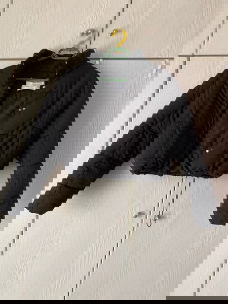 crop μαύρο μπουφάν