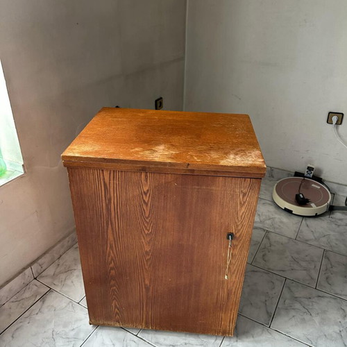 Union sewing machine in cabinet used, working