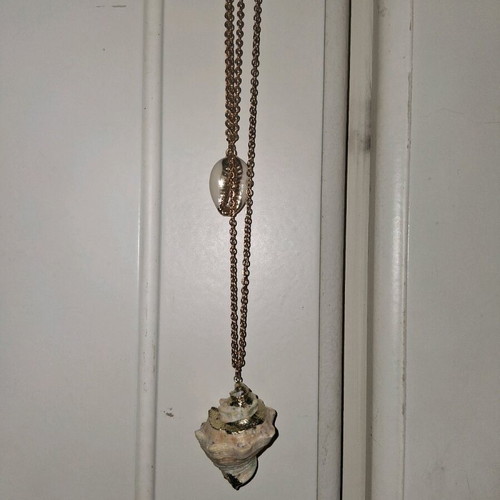 Triple Gold Necklace with Shells, Like New, Modern Summer Style