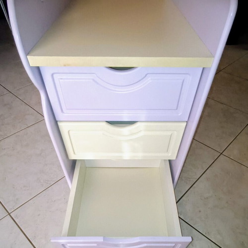Children's dresser with 3 drawers like new, pastel colors