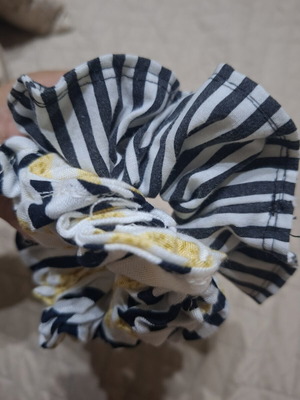 Scrunchies σετ 2 σαν καινούργιο, μαύρο και κίτρινο
