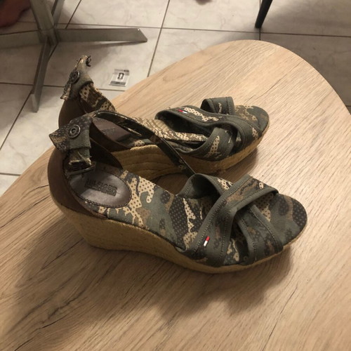 Tommy Hilfiger Women Platforms size 41 like new, beige and green