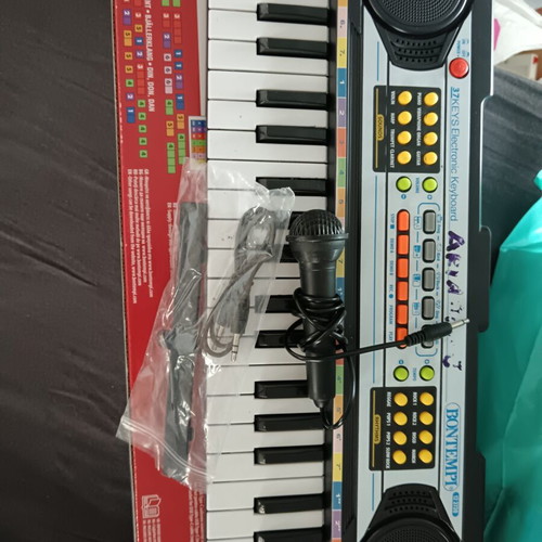 Electronic Keyboard like new, fully functional
