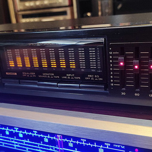 TEAC EQA-220 graphic equalizer and spectrum analyser