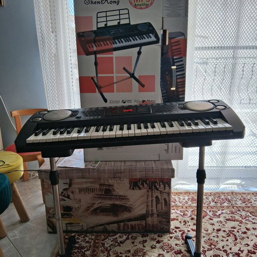 Harmonium like new with stereo speakers and learning functions