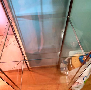 Βιτρίνα από ΙΚΕΑ γυάλινη λόγω μετακόμισης