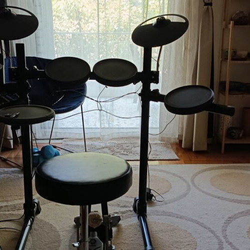 Yamaha DTX-450K Electronic Drum Set, like new, with original stool