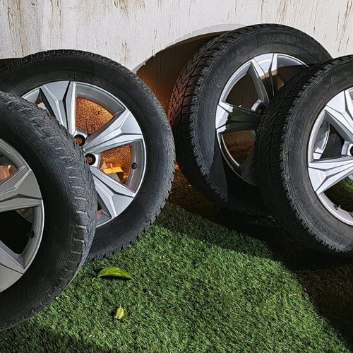 Toyota Chr Alloy Wheels 17" with Winter Tires 215/60R17 Like New