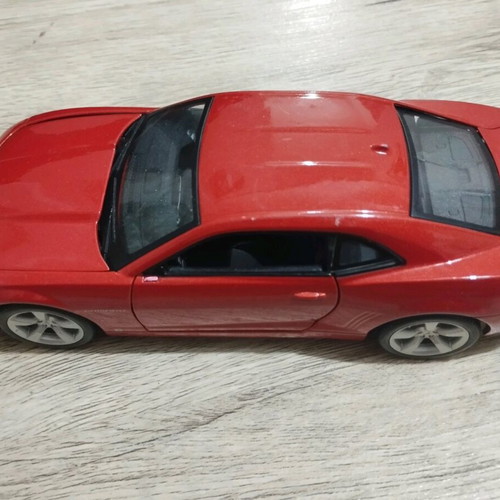 Collectible Chevrolet Camaro 1/24 scale toy car like new, metal