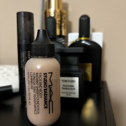 Mac Studio Radiance Make Up N2 like new