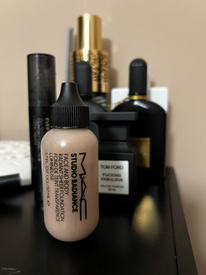Mac Studio Radiance Make Up N2 like new
