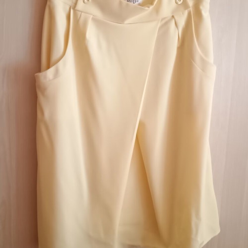 Skirt new, yellow, size 52 with pockets