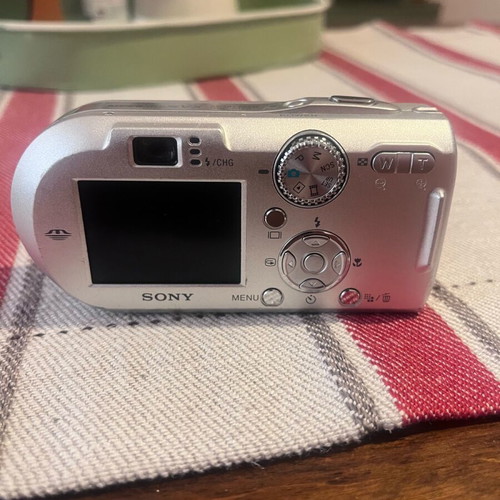 Sony camera 7.2 megapixels like new, silver