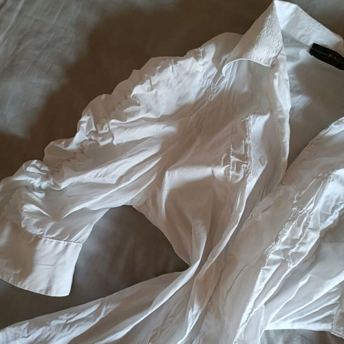 White vintage shirt size S like new with puffed sleeves and patterns