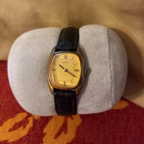 4 WATCHES FOR WOMEN.AUTHENTIC VINTAGE COLLECTIBLE OPPORTUNITIES!