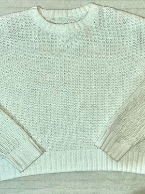 White women's pullover like new, size M