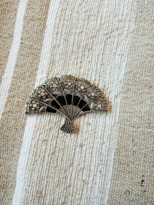 Fan brooch for women used