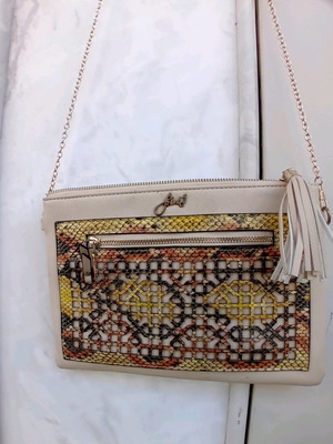 Shoulder bag used with gold chain and snake print details