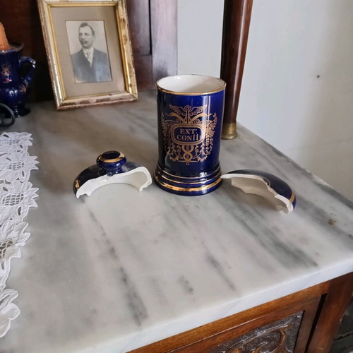 Porcelain pharmacy jar used with broken lid