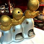  Χριστουγεννιάτικο κηροπήγιο κεραμικό με παράσταση χορωδία αγγέλων ζωγραφισμένο στο χέρι και με μεταλλικές αποσπώμενες βάσεις κεριών...Με 3 θέσεις κεριών και ταυτόχρονα και ρεσώ με 2 θέσεις