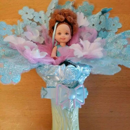 Kelly doll Mattel 2006 used with bouquet base