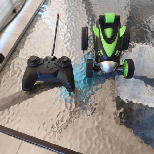 Remote control car like new, does special tricks