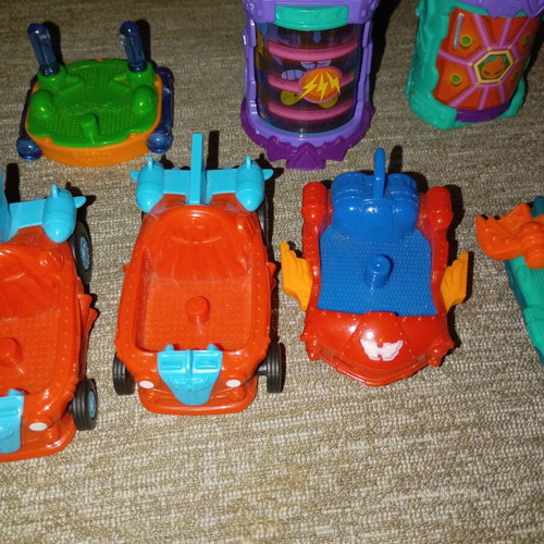 SuperZings set with hideout, vehicles & capsules