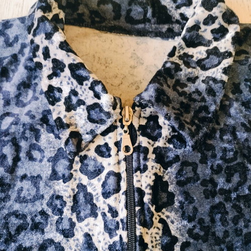 Velvet leopard print zip-up shirt like new, size S, blue and white