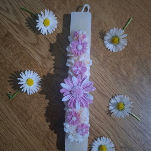Easter candle new with embossed daisies and gold glitter
