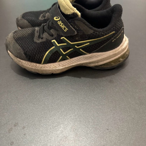 Παπούτσια Asics αγόρι νούμερο 28 μεταχειρισμένα, φθαρμένα στα πάνινα μέρη