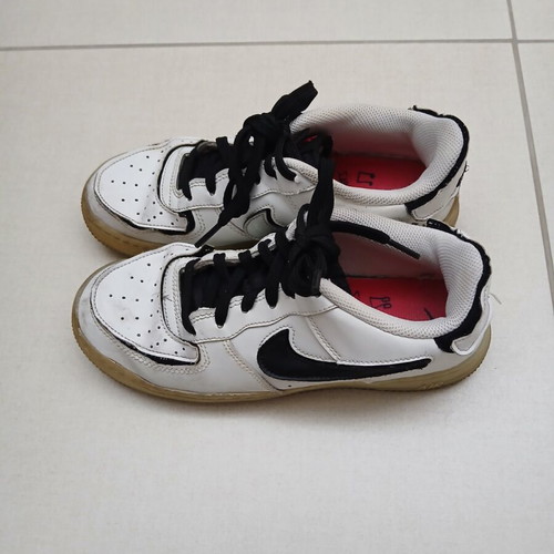 Nike athletic shoes used, black and white, size 39