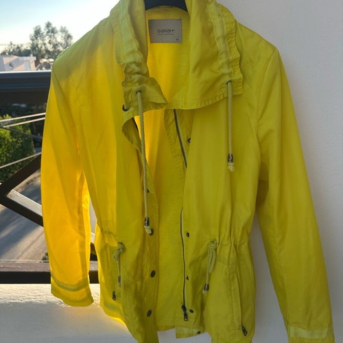 Sarah by Sarah Lawrence windbreaker like new, size 42, yellow