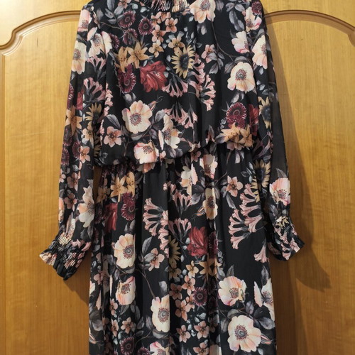 Floral dress like new, one size, black multicolor