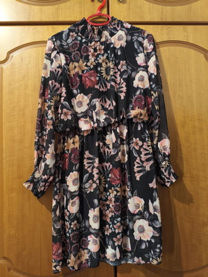 Floral dress like new, one size, black multicolor
