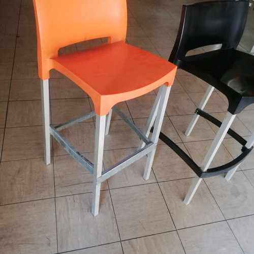 Bar stools used, pack of 6, plastic seat and aluminum legs
