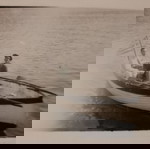  Μικρή, παλιά, ασπρόμαυρη φωτογραφία με βάρκα, άγνωστο το μέρος και η χρονολογία.