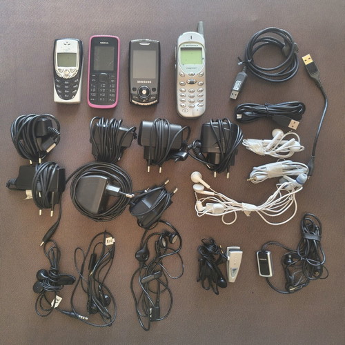 Pack of mobile chargers and handsfree sets with Nokia, Motorola, Samsung