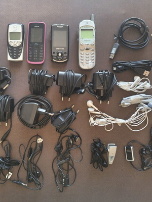 Pack of mobile chargers and handsfree sets with Nokia, Motorola, Samsung