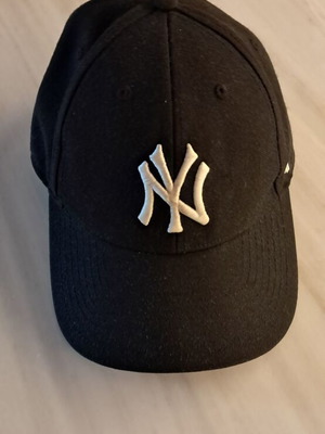 47 Brand New York Yankees black hat, like new, adjustable
