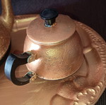 Upcycled σετ τσαγιού μεταχειρισμένο με ανάγλυφα σχέδια και μαύρη λαβή